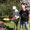 Smažení vaječiny na farní zahradě